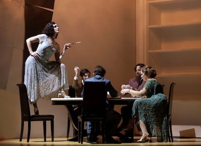 Última escena de la ópera, con los personajes jugando a las cartas como al comienzo del primer acto, y Parténope/Nancy Cunard (Brenda Rae) posando como la reina de la velada, exactamente al igual que al comienzo de la ópera.