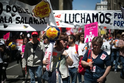 Trabajadoras de Chupa Chups protestan durante la marcha del Día Internacional del Trabajador por las calles de Barcelona.