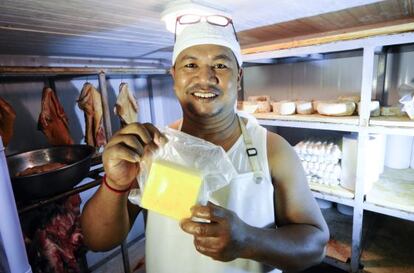 Titi, el primer camboyano que hace queso en el país.
