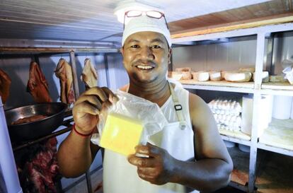 Titi, el primer camboyano que hace queso en el pa&iacute;s.