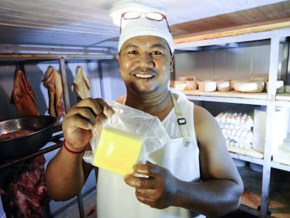 Titi, el primer camboyano que hace queso en el pa&iacute;s.