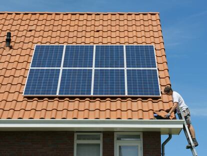 Instalación de paneles fotovoltaicos en el tejado de una vivienda.