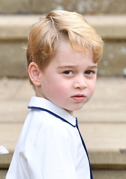 Tras el nacimiento de las más desconocidas Savannah e Isla, llegó al mundo Jorge de Cambridge (en la imagen, fotografiado el 12 de octubre en la boda de Eugenia de York y Jack Brooksbank). El pequeño, que ya ha cumplido cinco años, es hijo de Guillermo de Inglaterra y Kate Middleton, los duques de Cambridge. Se ha convertido en uno de los rostros más mediáticos y seguidos de la familia real británica. Su Alteza Real el príncipe Jorge Alejandro Luis de Windsor ocupa el tercer puesto de la línea de sucesión al trono británico, tras su abuelo, Carlos, y su padre, Guillermo, por lo que está llamado a ser, algún día, rey.