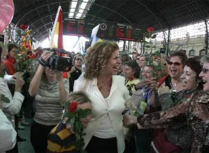 Carmen Alborch recibió en la Estación del Norte de Valencia a mujeres procedentes de toda España para apoyar su campaña.