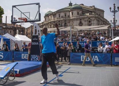 El exjugador de la NBA Robert Parish, durante su visita a Bilbao.