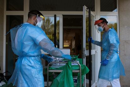 Dos sanitarios trabajando en la residencia de mayores Os Gozos, en O Pereiro de Aguiar (Ourense).