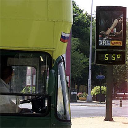 Un termómetro en una calle de Sevilla marca 55º.