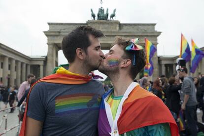 El Parlamento Federal alemán legalizó el matrimonio y la adopción por parte de las parejas homosexuales. En la foto, una pareja se besa en Berlín, el 30 de junio de 2017.