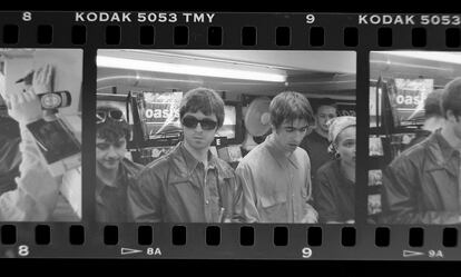 Negativos de la banda Oasis en una tienda de discos en Oxford Street de Londres, en 1994.