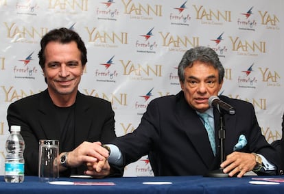 El pianista y compositor griego Yanni (a la izquierda), junto al cantante José José, en una rueda de prensa en Ciudad de México en 2009.