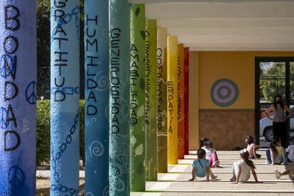 Alumnos en el patio de un colegio público de Sevilla.