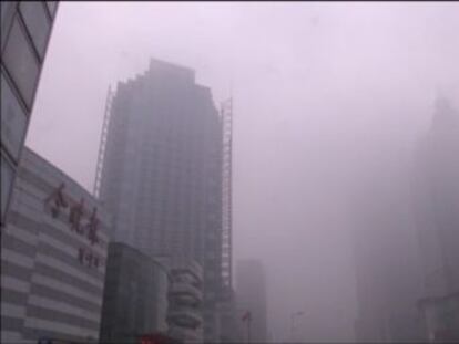 Un vídeo de 12 segundos muestra como una gran cantidad de humo engulle Pekín