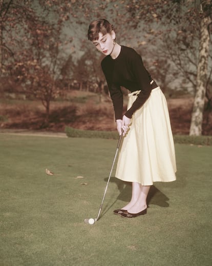 Audrey Hepburn jugando al golf en 1955.