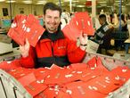 Reed Hastings, en 2002, junto a un carrito lleno de DVDs de Netflix preparados para ser envíados a sus clientes.