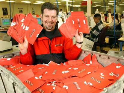 Reed Hastings, en 2002, dentro de un carrito lleno de DVDs de Netflix preparados para ser envíados a sus clientes.