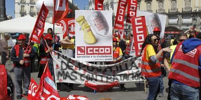 Un grupo de trabajadores de Correos se concentra este viernes en la Puerta del Sol.