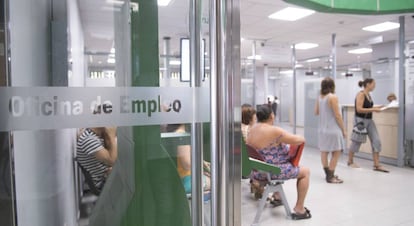 Varias personas esperan su turno en la oficina de empleo del barrio de Amate, en Sevilla.