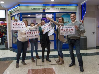 El dueño de la Administración de Lotería Nº25 de Santander, José Miguel Bezanilla, acompañado de su hija, Andrea Bezanilla (2d) y trabajadores del establecimiento, celebran tras averiguar que han vendido un quinto premio, el número 22259, premiado con 60.000€ a la serie, y de un cuarto, el número 59.444.