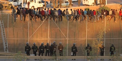 Un grup d'immigrants intenta entrar a Melilla, l'agost passat.