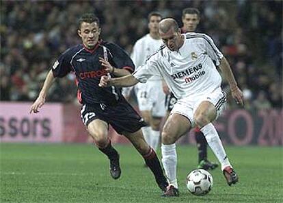 Zidane maneja el balón ante Ilic.