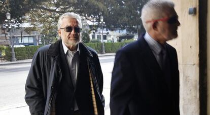 El presidente de la Fundaci&oacute;n Cyes, Marcial L&oacute;pez, a la puerta del TSJ, en Valencia.