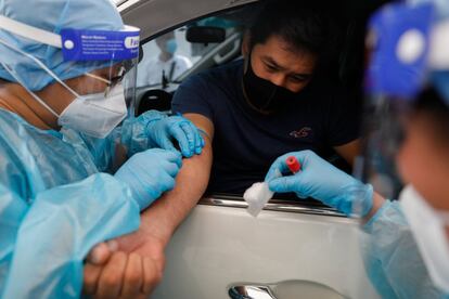 Un sanitario toma una muestra de sangre para su posterior análisis, en Manila (Filipinas). El país asiático ha retirado la prohibición de viajes no esenciales a pesar del repunte de casos de coronavirus.