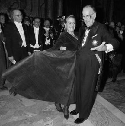 Camilo José Cela baila con su esposa Marina Castaño tras recibir el Nobel.