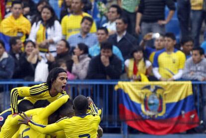 Los jugadores colombianos celebran un gol durante el partido amistoso jugado contra Ecuador en el Vicente Calderón.