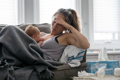 Pese a que la sociedad está paulatinamente evolucionando hacia una cultura más feminista, es difícil visualizar que una madre esté días en su casa priorizando su descanso.