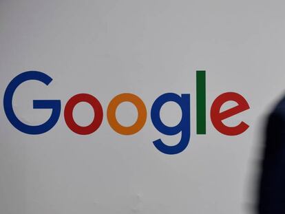 Un hombre pasa junto al logotipo de Google, que ha anunciado su propio servicio de mensajería.