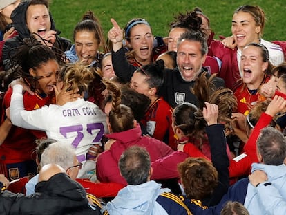 El seleccionador Jorge Vilda y las jugadoras de la selección española celebran el pase a la final en el Mundial de Fútbol.