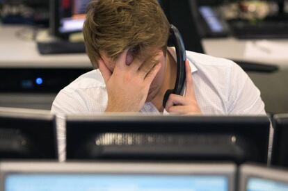 Un trabajador de ETX Capital en Londres siguiendo los resultados de las elecciones americanas