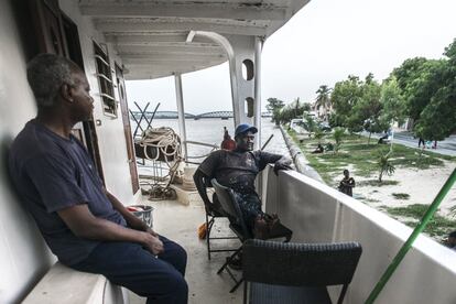 La temporada del barco dura siete meses. Casi todos los empleados repiten cada año. Absa, por ejemplo, es la masajista oficial. A sus 30 años se suma cada año al periplo, contando con una cabina para ejercer su oficio. 