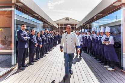 Chef Ángel León (center) with the rest of his employees at Aponiente.