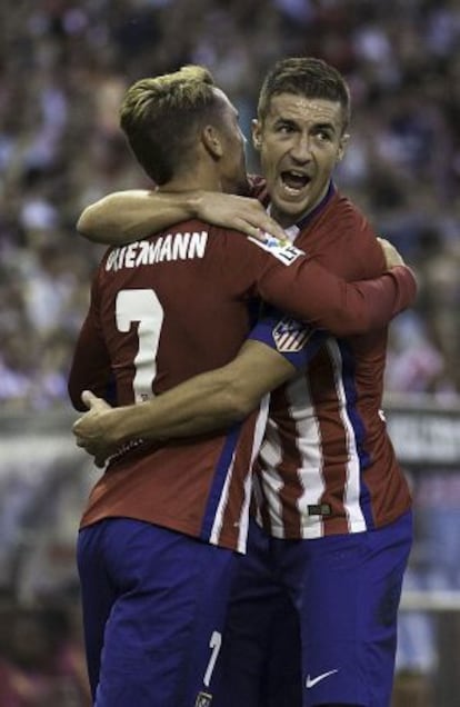 Griezmann y Gabi celebran un gol del Atlético