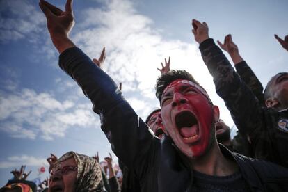 Varias personas corean eslóganes mientras escuchan a Devlet Bahceli, líder de la oposición y del Movimiento Nacional Turco, que da su apoyo al actual presidente, Recep Tayyip Erdogan, el 9 de abril de 2017 en Estambul.