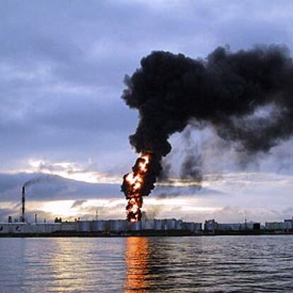 Una planta industrial en Tomakomai arde tras el terremoto.