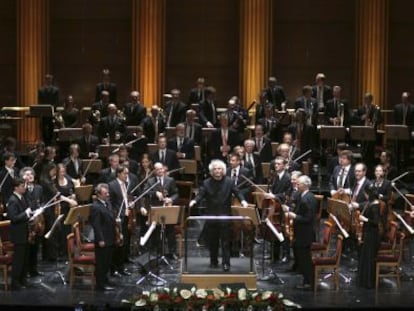 Simon Rattle, al frente de la Filarm&oacute;nica de Berl&iacute;n, en la actuaci&oacute;n que realizaron en el Teatro Real en 2011. 