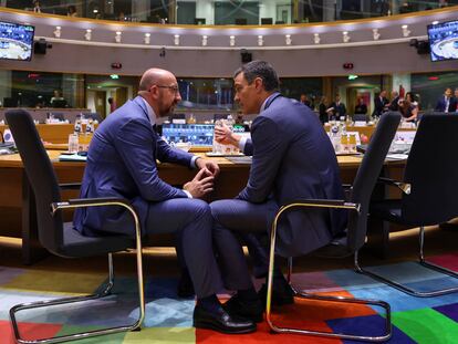 El presidente del Consejo Europeo, Charles Michel, hablaba el jueves con Pedro Sánchez en Bruselas.