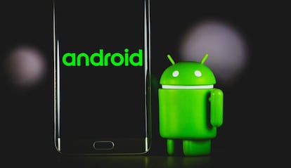 Logo Android al lado de un teléfono