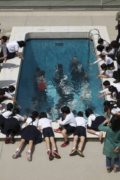 Un grupo de escolares observa la instalación 'La pileta', de Leandro Erlich, mientras otros visitantes la recorren por dentro. 