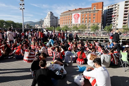 Decenas de personas espera desde primera hora a ambos márgenes de la ría del Nervión, en el centro de Bilbao. 