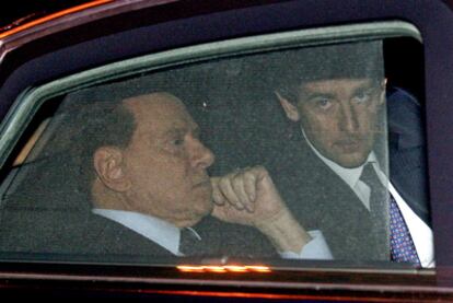 Silvio Berlusconi, junto al diputado Sestino Giacomoni, ayer en Roma.