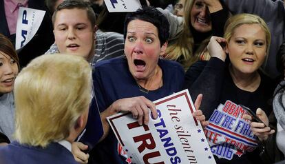 Una mujer muestra su sorpresa al ver acercarse a Donald Trump durante un mitin.