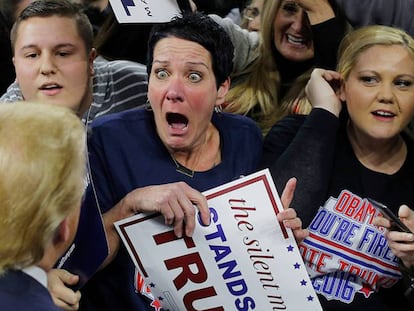 Una mujer muestra su sorpresa al ver acercarse a Donald Trump durante un mitin.