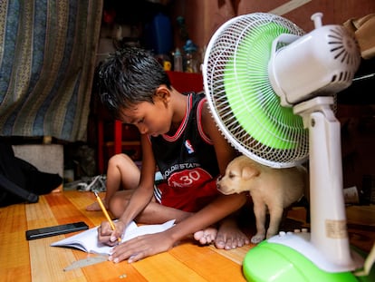 Un niño hacía los deberes el viernes en su casa en Manila (Filipinas), tras la suspensión de las clases presenciales