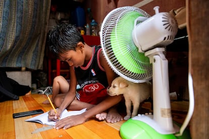 Un niño hacía los deberes el viernes en su casa en Manila (Filipinas), tras la suspensión de las clases presenciales