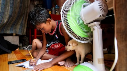Un niño hacía los deberes el viernes en su casa en Manila (Filipinas), tras la suspensión de las clases presenciales