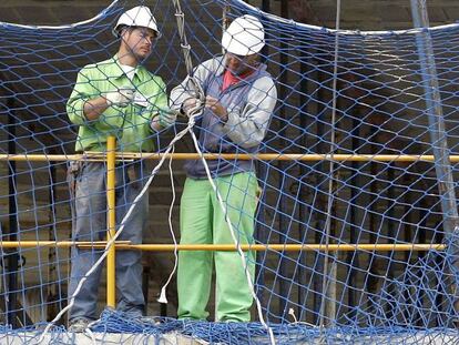 Dos trabajadores de la construcci&oacute;n