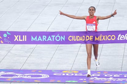 Belekelech Gudeta Borecha, corredora de Etiopía, ganó en la rama femenil con un tiempo de 2 horas con 28 minutos.